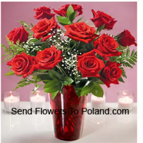 11 rote Rosen mit etwas Farn in einer Glasvase