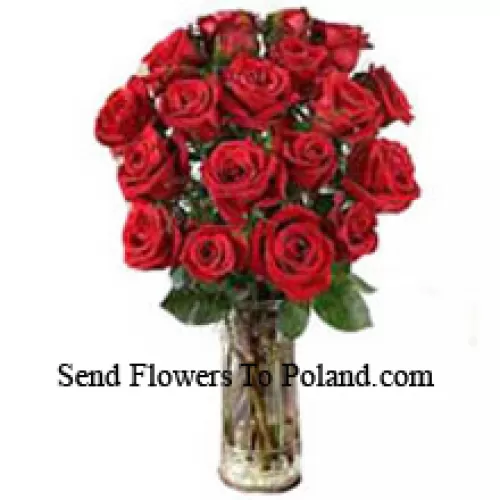 19 Roses rouges avec quelques fougères dans un vase