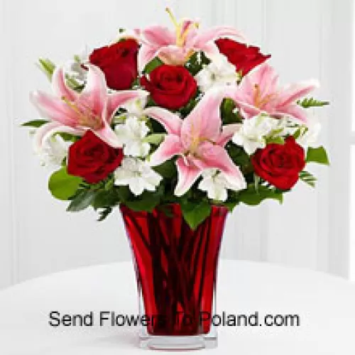 6 rosas rojas y 5 lirios rosados con rellenos de temporada en un hermoso jarrón de cristal
